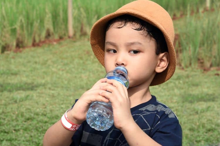 7 Manfaat Bagi Anak Minum Air Putih Setiap Pagi