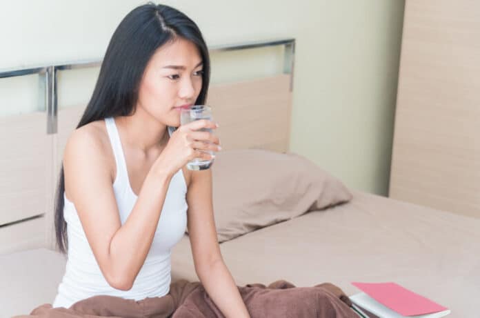 Simak 6 Manfaat Minum Air Putih Saat Perut Kosong