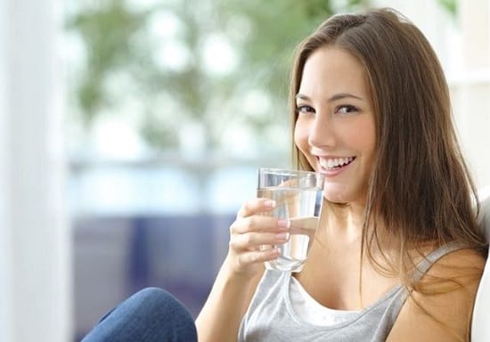 6 Manfaat Mengejutkan Minum Air Putih di Pagi Hari