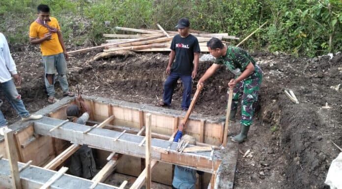 Warga Gronggong Bangun Bak Air Bersih