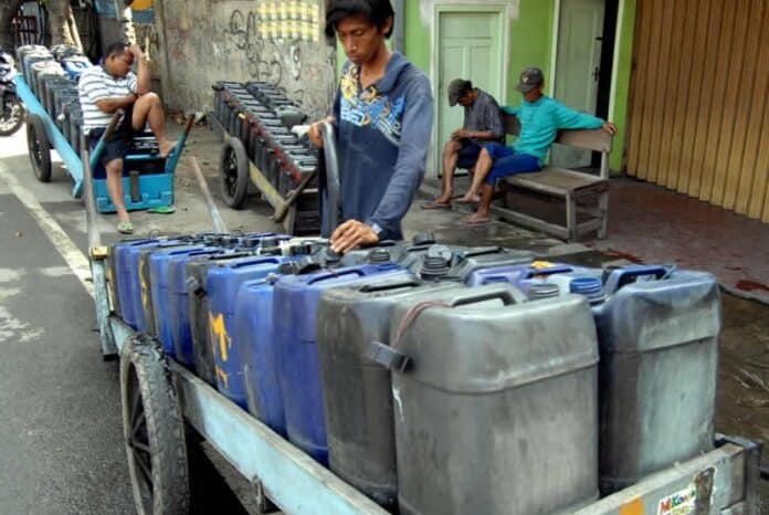 Warga Kayong Utara Tetap Membeli Air Bersih