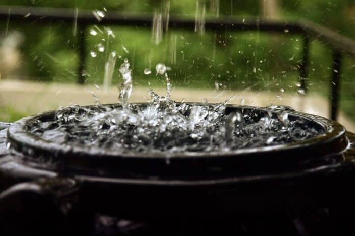 Sering Kekurangan Air Bersih? Panen Air Hujan Solusinya