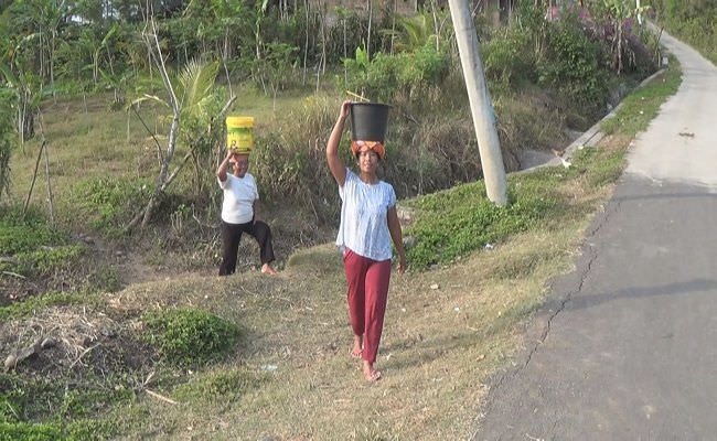 Warga Tegal Harus Berjalan 1 Kilometer Demi Air Bersih