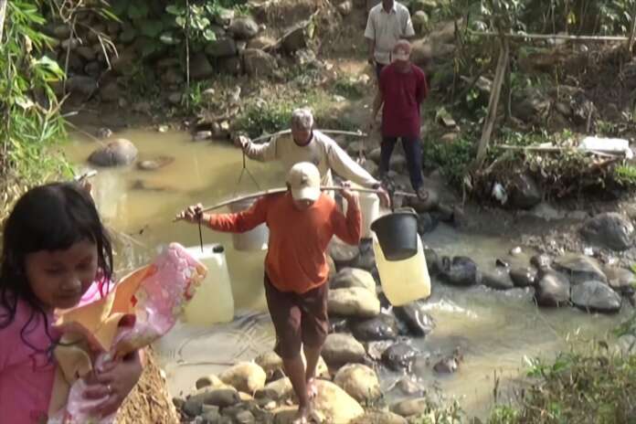 Air Bersih Habis, Warga Ketapang Terpaksa Minum Air Sungai