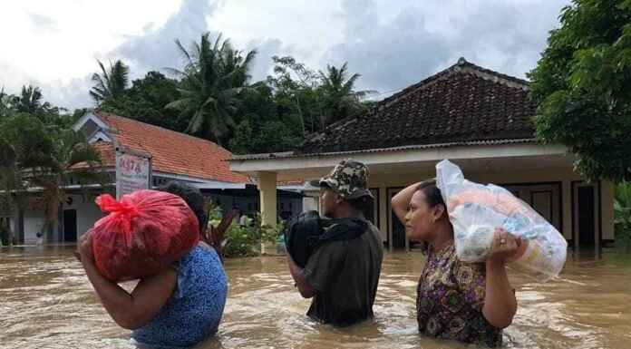 Banjir Terjang Lumajang, Ratusan Warga Krisis Air Bersih