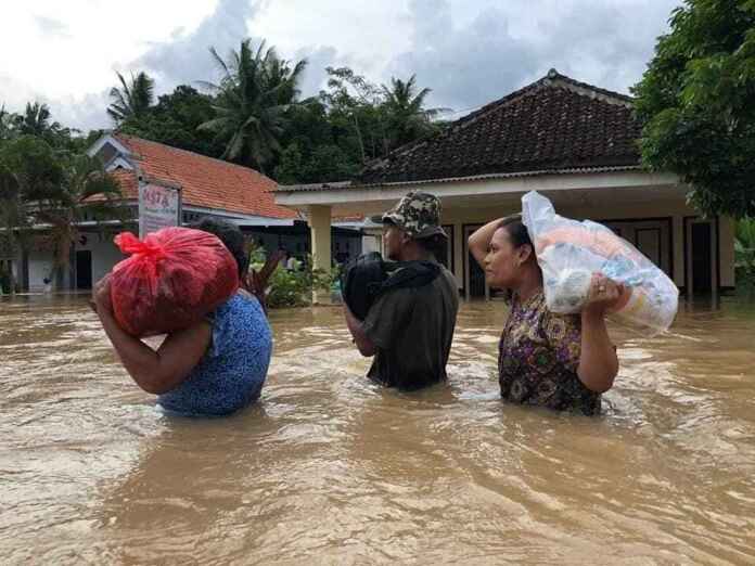 Banjir Terjang Lumajang, Ratusan Warga Krisis Air Bersih