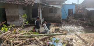 Akibat Banjir Warga Desa Banjarsari Lahat Krisis Air Bersih