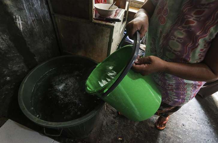 Potret warga Jakarta mengambil air bersih saat Krisis