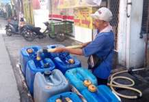 Warga Pesisir Jakarta Terpaksa Beli Air Pikulan Sebab Air Tanah Asin