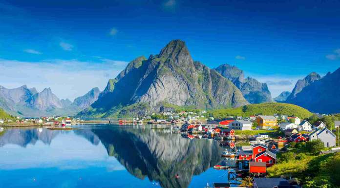 Bukan di Norwegia 5 Wisata Sumber Air Jernih Ini Ada di Indonesia