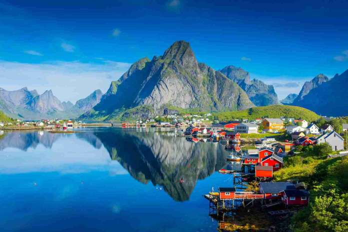 Bukan di Norwegia 5 Wisata Sumber Air Jernih Ini Ada di Indonesia